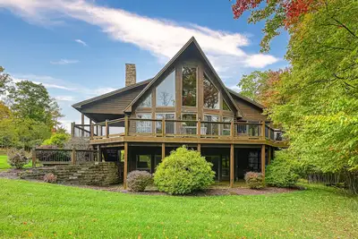 Image de Gorgeous cabin on 2. 3 acres with private hot tub & game room with pool table