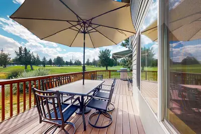 Image de Charming waterfront townhouse with fireplace, pool, hot tub, & washerdryer