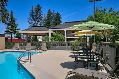 Image de Your Relaxing Getaway Awaits! Pet-friendly Unit! Enjoy Pool and Free Parking!