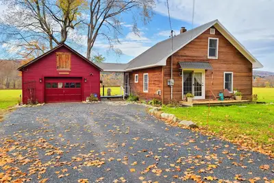 Image de Historic home on 1 acre with snowmobile trails in backyard & mountain views