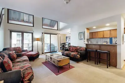 Image de Two-story condo ideally located between Lionshead & Cascade Villages
