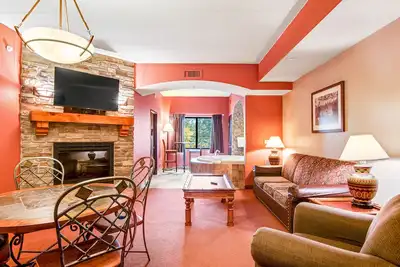 Image de Roomy condo in quiet locale with jetted tub, fireplaces & Ac