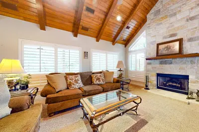 Image de 5-acre Hill Country home with views & outdoor entertaining - dog-friendly