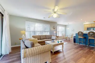 Image de Riverfront golf resort condo with fairway views, pool, tennis, & on-site dining