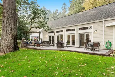 Image de 2-story lakefront home with incredible Mt Rainer views, large yard, grill, patio