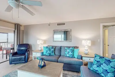 Image de Renovated beachfront condo with pool, amazing Gulf views & washer/dryer