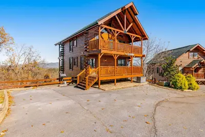Image de Mtn retreat w/ hot tub, game room, decks, pool access + free attraction tickets
