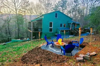 Image de Secluded dog-friendly cabin w/grill, deck, forest & mountain views, 4x4 required