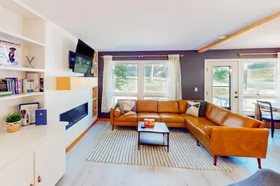 Image de Cozy, recently remodeled condo with patio, mountain views & W/D - near slopes