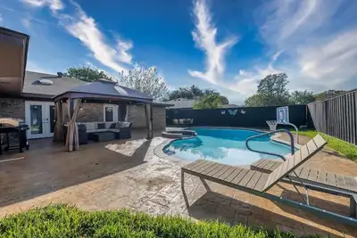 Image de Master bedroom overlooking heated pool & hot tub