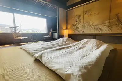 Image de This is a single building rental of a Kyomachiya that has been in existence since the Meiji Era (1868-1912). The window overlooks the Kamo River and the town of Gion, making it a prime location to enjoy the typical Kyoto scenery.
