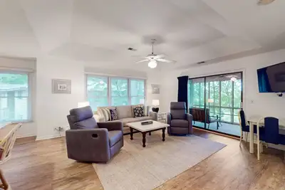 Image de Walkable beach & golf condo with two screened porches, central Ac & washer/dryer