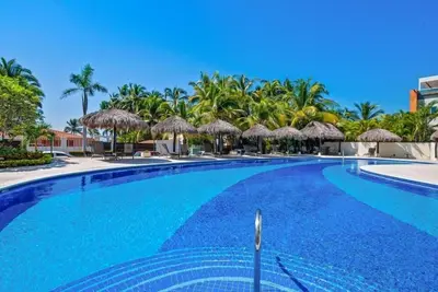 Nitta Condo # 104 Chic, pool-view condo with furnished balcony - steps to beach