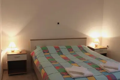 Image de cozy  house with a pool in a quiet town