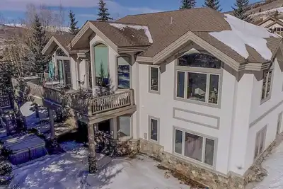 Image de Splendid abode with awe-inspiring views, a hot tub, and a pool table ready!