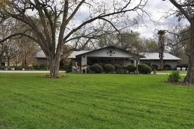 Image de Popular large river home pool, pickelball, basketball, volleyball, nice area