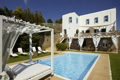 Image de Villa Etheria avec piscine privée à Andros Grèce-Profitez de vacances mémorables