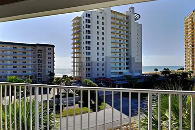 Image de Cozy Coastal Condo with Delightful Upgrades – Quick Walk to the Sand