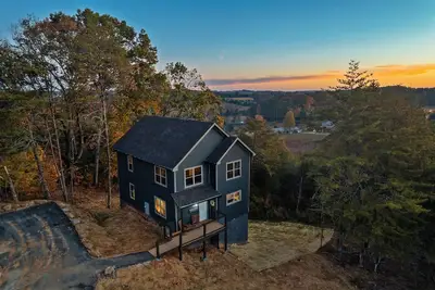 Image de Brand New! • Views! • Easy Roads! • Hot Tub! • Beautifully Decorated!