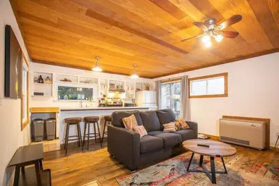 Image de Mt. Airy Cottage - Walk to Beach!