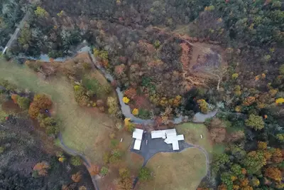 Image de 8. Beautiful secluded creek front lodge sleeps 19