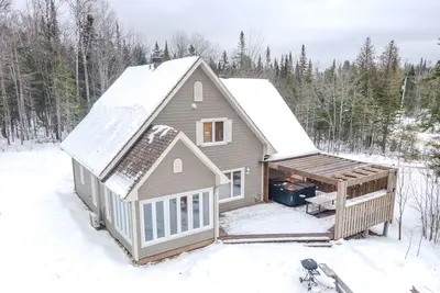 Chalet chaleureux avec jacuzzi and accès au lac