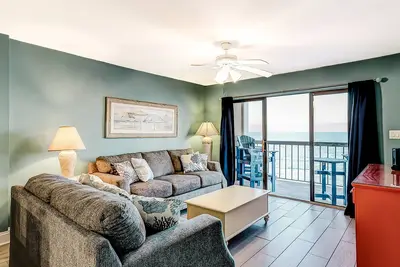 Image de Oceanfront condo with balcony, central Ac, W\/D, & indoor pool - steps to beach