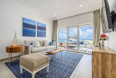 Image de All shades of Blue Oceanfront luxury condo.