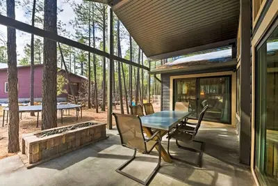 Image de Spacious home with ping-pong, grill, patio, woodstove, fast WiFi, & washer\/dryer