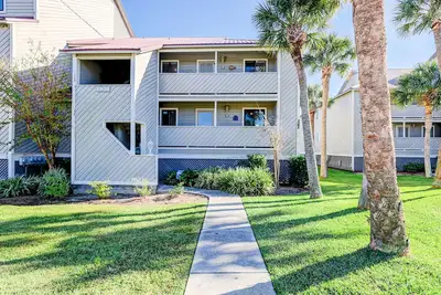 Image de Riverfront condo with pool, 2 tennis courts, & screened porch - near beach