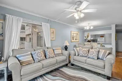 Image de 2nd-floor condo with beach access, in/outdoor pools, hot tub, sports courts, Ac