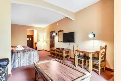 Image de Comfortable 2nd-floor studio with balcony & central Ac - great location
