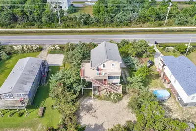 Image de Three-story home with roof deck, great outdoor spaces & pool - walk to the beach