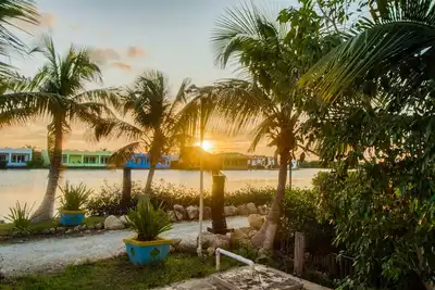 Image de Vibrant & dreamy waterfront villa near San Pedro with ocean views & balcony