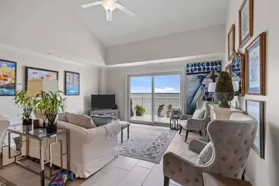 Image de Waterfront condo with balcony, grill, washer/dryer, Ac, pool, game room, & gym