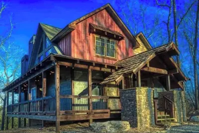 Image de Parade of Homes Cabin w/hot tub, outdoor fireplace, community riverfront!