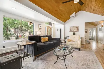 Image de Spacious home with private patio, grill, W/D, & central Ac - walk to downtown