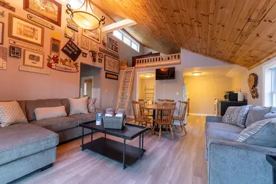 The Hideaway, lake views & access sleeps 8 Now featuring Ac Wi-Fi and Tv