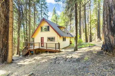 Image de Rustic retreat with stunning mountain views - deck, WiFi, woodstove, & W/D