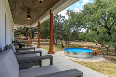 Image de 12 Acre Relaxing designer farmhouse perfectly located in the Tx Hill Country
