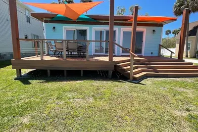 Image de Stylish Intercoastal Blue Bungalow-3min. to Beach