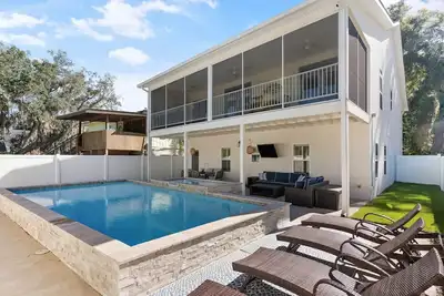 Image de Beach Chickens is your vacation destination for Pool Side Relaxation