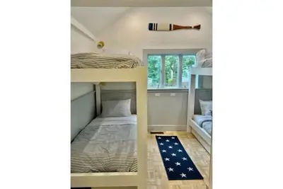 Image de Newly Renovated 2 family Home w parking in Marblehead. Prime location! Sleeps 12