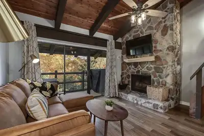 Image de English Mtn Escape:balcony, fireplace, pool