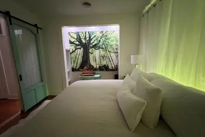 Image de 3-suite cottage spa (aaaah! ) house—amenities galore, in historic Madison Indiana