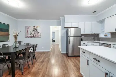 Image de Beautiful, Remodeled Penthouse Unit in Old Town!
