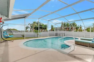 Image de Retreat with Pool, Jacuzzi, Game Room, Bbq, Movie Theater & Fire Pit near Disney