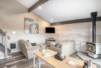Image de Northern Mi Getaway w/ Lake Views! Near Boyne Mt!