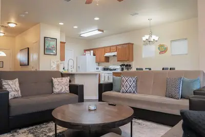 Image de ✪ King Beds ✔ 3 Bdr Townhouse w/ Private Backyard