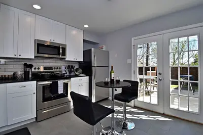 Image de ✪ King Beds ✔ 2 Bdr Townhouse w\/ Private Backyard